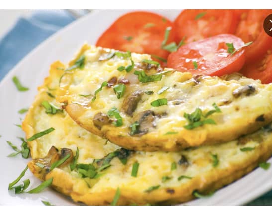 StIcking to a diet doesn't have to be starvation! Healthy light weight omelette with mushrooms and tomatoes