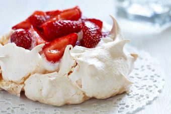 Strawberry Pavlova as part of your Slim R Us weight loss programme