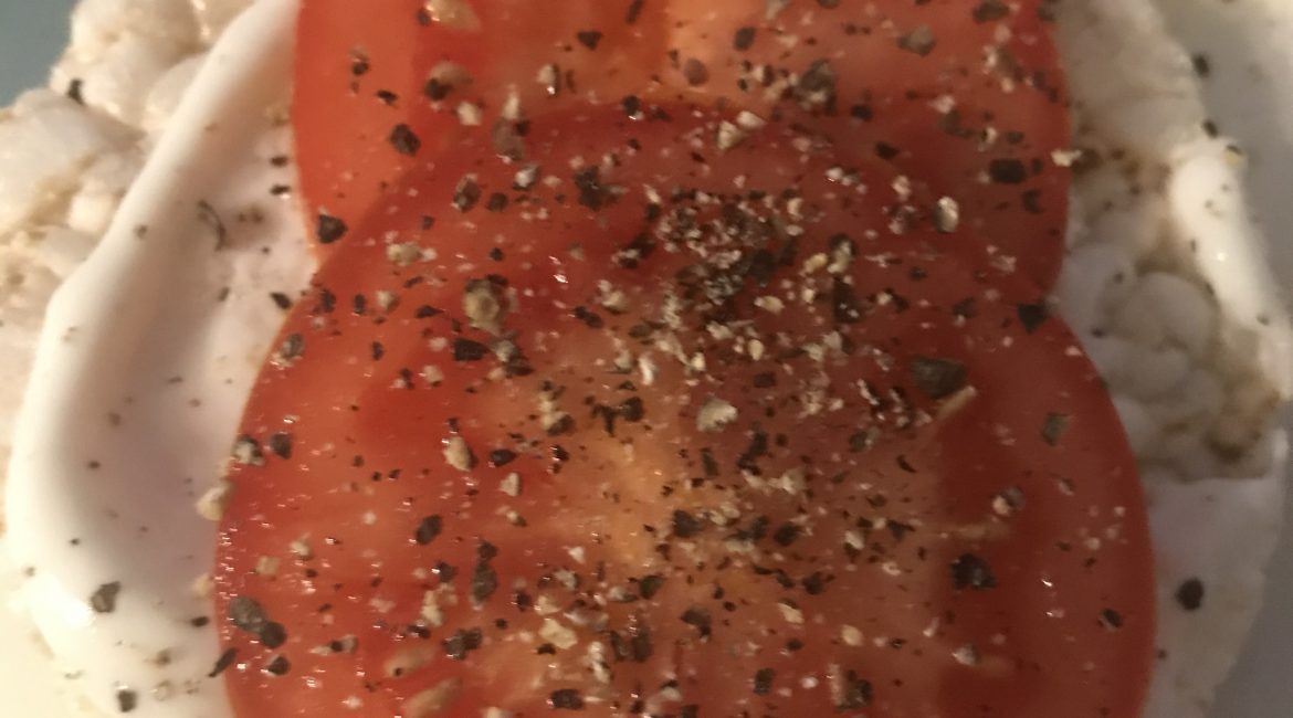 How to stop Binge Eating and Lose Weight by Simple snack of sliced tomato with ground black pepper and ricecake